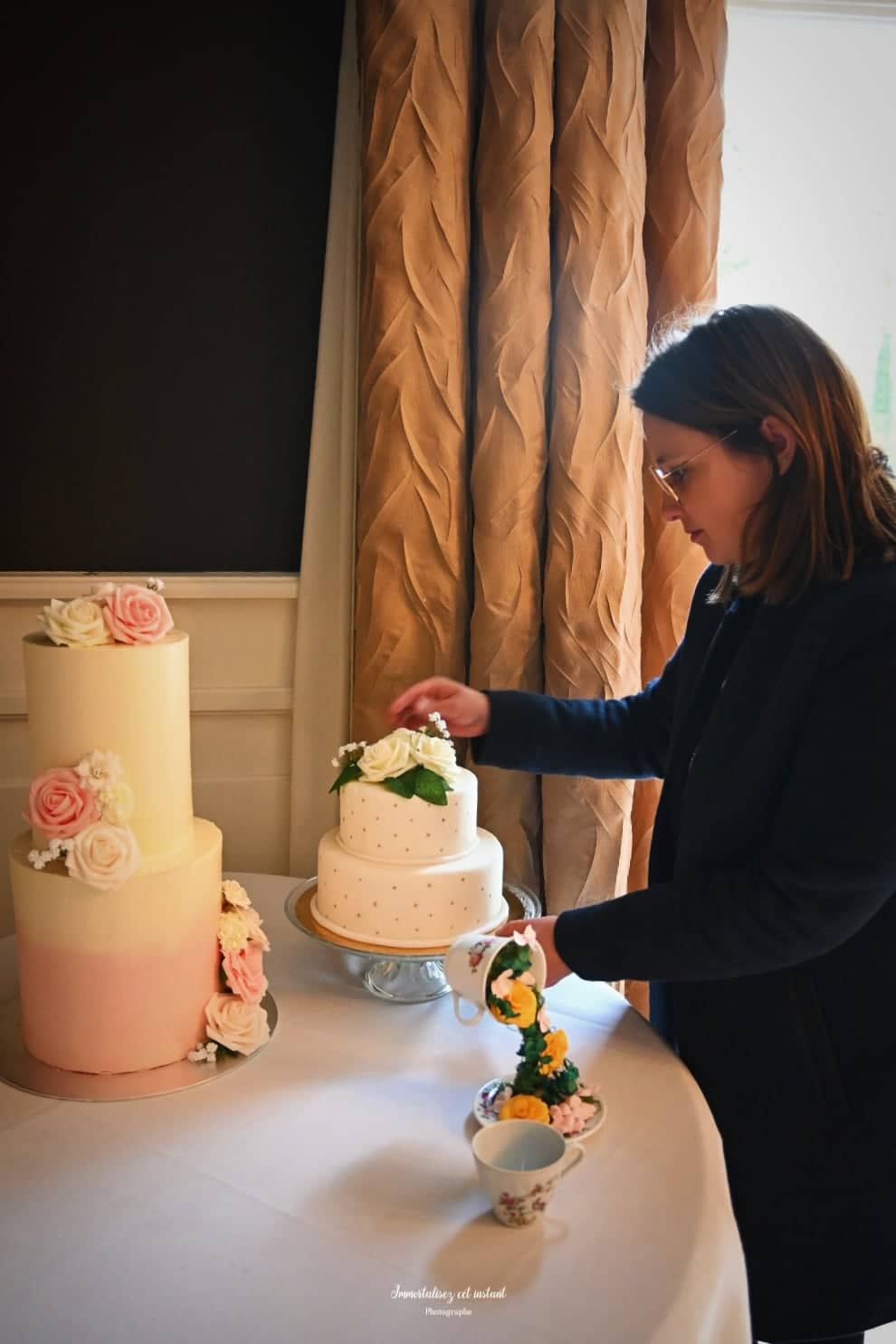 Ophélia Merceron, fondatrice de L'atelier gourmand d'Ophélia, devant ses wedding cakes